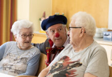 Wenn Worte fehlen, bringt ein Clown das Lächeln zurück Der Clown mit der roten Nase zaubert ein Lächeln ins Seniorengesicht (Bild: K. Rupp/Rote Nasen).