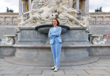 Girls in Politics: Ein Blick hinter die Kulissen Die Abgeordnete Pia Maria Wieninger vor dem Parlament.