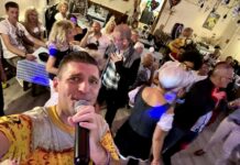 Austropopper Alex Ribisch feiert seinen 45. Geburtstag Alex Ribisch in voller Aktion.