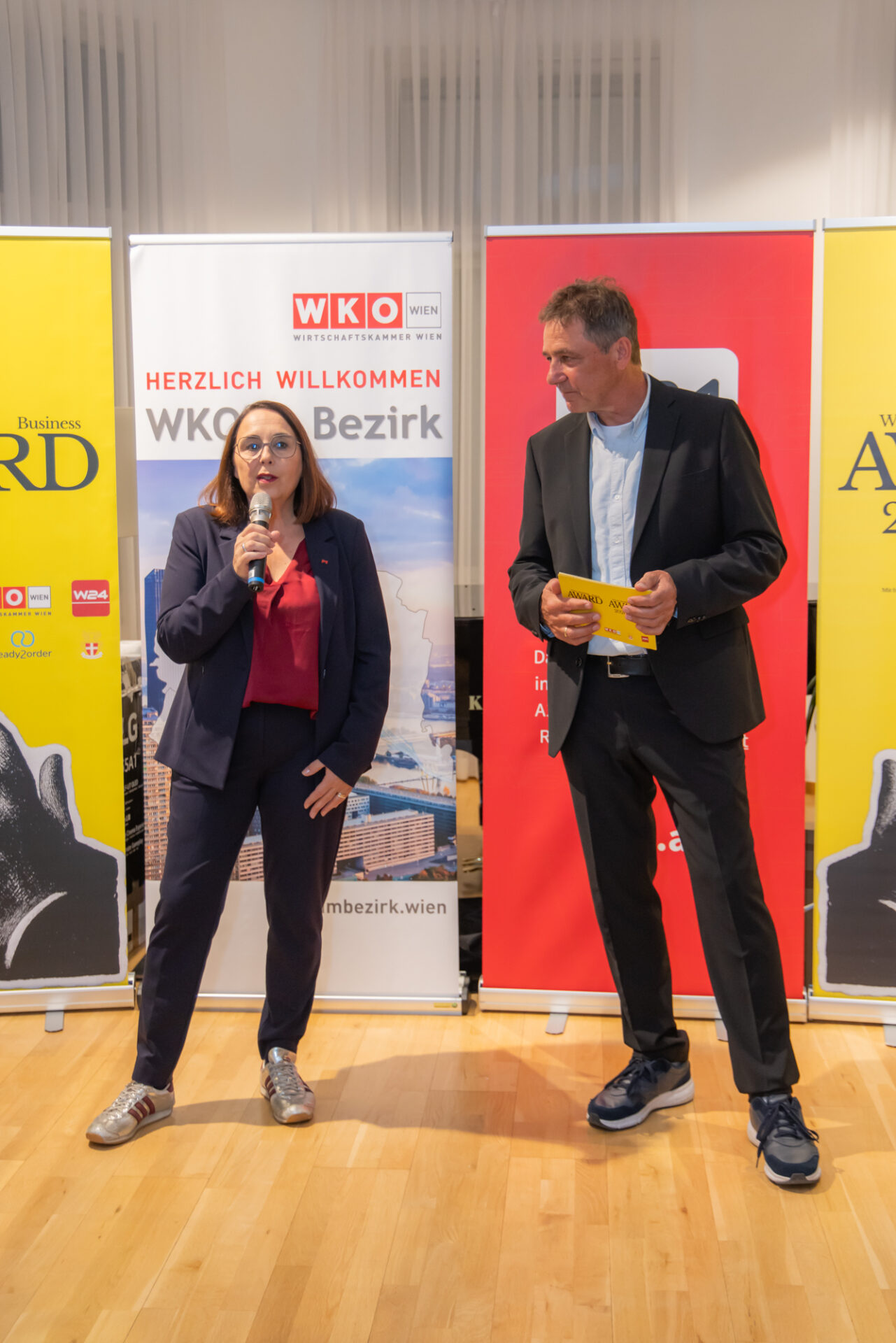 Bezirkschefin Julia Lessacher (neben Moderator Martin Patak) begrüßt die Gäste (Bild: Oblak).