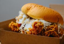 Ist das nicht „Chickz“: Fried Chicken fliegt auf Wien Krosse Hülle, saftiges Fleisch und eine Sauce - das ist "Chickz" © The Guardians of Social Media