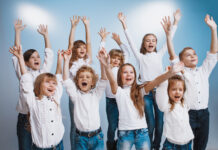Freude am Singen? Der Kinderchor macht’s möglich Man sieht die Freude der Kinder am Singen. In Ottakring laden die Klangsterne ein (Bild: Istock).