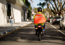 Endlich: Pizza-Flitzer müssen runter vom Radweg! Die Zusteller müssen jetzt ihren Fuhrpark umstellen und auf die viel zu schnellen E-Mopeds verzichten (Bild: Istock).