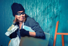 Verdächtig: Zange und Dietrich im BH versteckt Die Polizei ermittelt, ob zwei verhaftete Frauen als Einbrecherinnen überführt werden können (Bild: Istock).