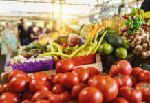 Im Fünften ist was los: Flohmarkt und Schmankerln Obst und Gemüse am Spezialitätenmarkt (Bild: Istock).