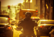 Mann rast mit 153 km/h in die Führerschein-Falle! Seinen heißen Ofen wird der Raser lange nicht mehr zurückbekommen (Bild: Istock).