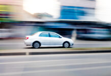 42-Jähriger rast mit 132 km/h durch 50er-Zone! In Liesing war ein 42-Jähriger mit unglaublichen 132 km/h unterwegs (Bild: Istock).