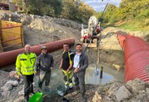 Elritzen & Co: Fischers Fritze retten frische Fische Fischereiverein Wiental Obmann Daniel Benyes (r.) und Vereinskollege Vladimir Ivanov (2.vl.) retteten 5.000 Fische aus der Baugrube © privat