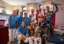 Batman, Thor & Wonder Woman seilen sich ab! Riesenfreude im Spital beim Besuch der Superhelden (Bild: LPD Wien).