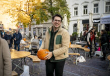 Leuchtende Kürbisse und strahlende Kinderaugen Bezirkschef Michael Luxenberger lässt sich das Kürbistreiben nicht nehmen (Bild: Karo Pernegger).