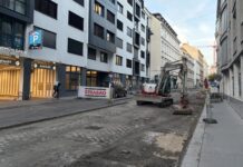 Windmühlgasse: Viel Geduld bis Ende des Jahres Die Zufahrt zur Garage ist möglich, rundherum wird schon kräftig gebaut (Bild: Steiner).