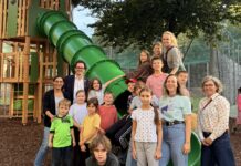Wenn aus einer Kinderidee ein neuer Kletterturm wird Bezirkschef Markus Reiter und Jugendbeauftragte Rebekka Rom "übergeben" die Rutsche an die Kinder (Bild: BV 7).