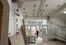 Aufatmen: Geht Amtshaus-Umbau ins Finale? Der Eintrittsbereich des Josefstädter Amtshauses ist wenig einladend (Bild: Steiner).
