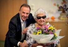 105 Jahre Lebensfreude im Haus Atzgersdorf gefeiert BV Gerald Bischof gratulierte Frau Katharina persönlich zum Wiegenfest © BV 23 / EG
