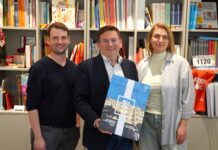 In Meidling heißt es “Lesen und lesen lassen” Bezirksvorsteher Wilfried Zankl (m.) mit Bezirksrätin Zulla Ahmetovic und dem Kulturkommissionsvorsitzenden Michael Schüssler. © BV 12 / Lucas Mallinger