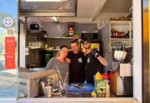 In Meidling geht es auch weiterhin um die Wurst David Karner (m.) führt ab jetzt mit seinem Team den bekannten Meidlinger Würstelstand © privat