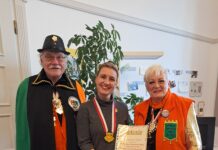 Wiens älteste Narrengilde weiß Fasching zu feiern Vizepräsident Gerhard Korkisch , Bezirksvorsteherin Johanna Zinkl und Ministerpräsidentin Emma Zorga (v.l.) © BV 13