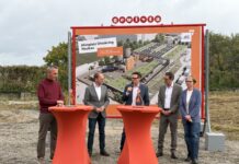 Kein Dreck: Neuer Mistplatz für drei West-Bezirke Auftakt: Stadtrat Jürgen Czernohorszky (M.), MA-48-Chef Josef Thon (l.) mit den Bezirkschefs Baurecht (15), Schüchner (14, r.) und Vize Saurwein (Bild: Steiner).