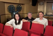 Zur Spannung noch Gänsehaut im ältesten Kino Willkommen: Autor Michael Blihall mit den Kino-Betreibern Christine Nitsch-Fitz und Dieter Mattersdorfer (Bild: Andrea Blihall).