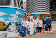 Aus grauen Betonklötzen wird bunte Kunst Bezirksvertreter Dietmar Baurecht und Alfred Mansfeld freuen sich mit den Künstlern (Bild: Daniel Dutkowski).