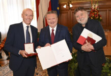 Große Ehre für Resetarits-Brüder im Rathaus Bürgermeister Michael Ludwig mit Peter und Lukas Resetarits (Bild: Stadt Wien/Jobst).