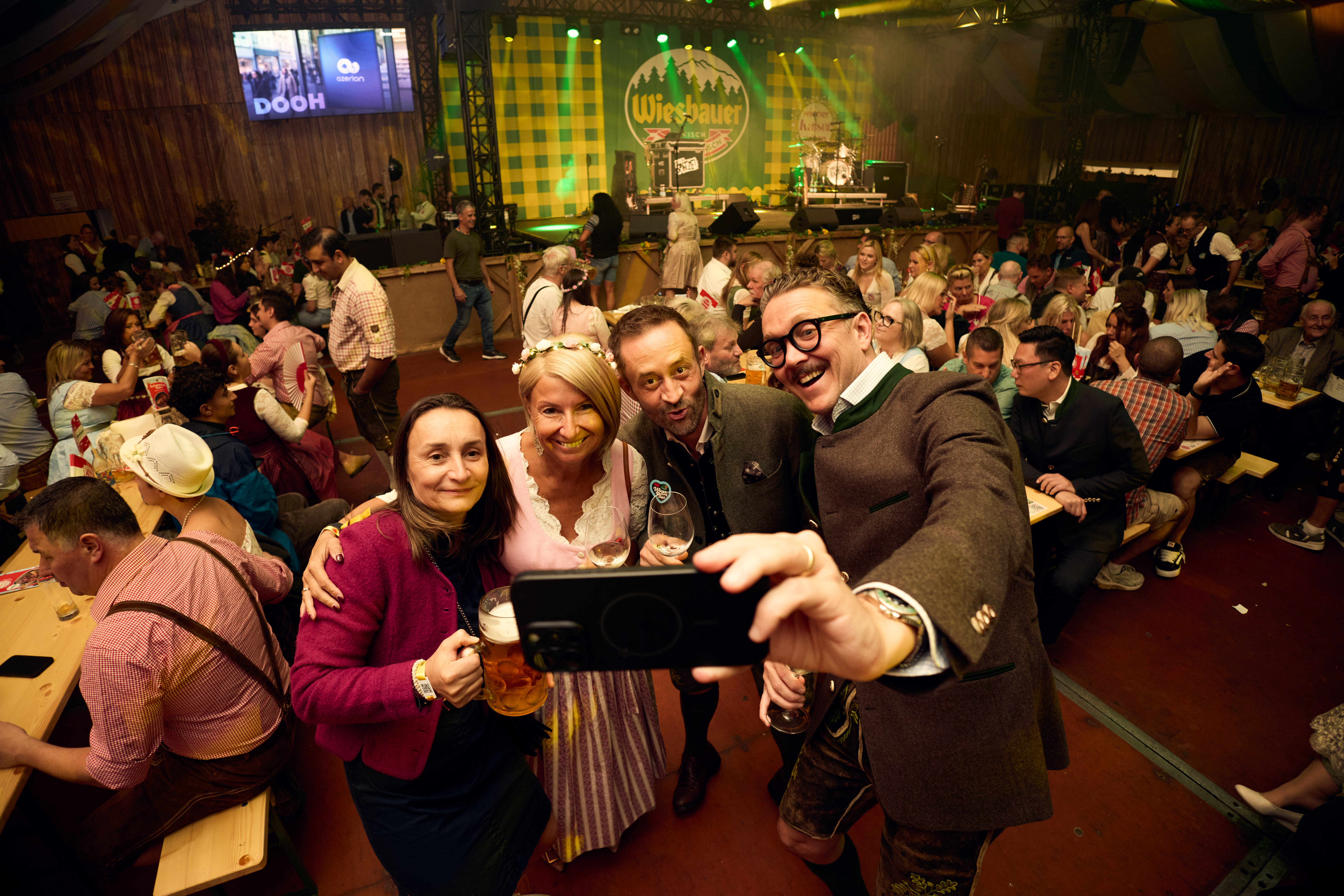 Bitte lächeln: Selfies müssen auf der Bezirks-Wiesn sein (Bild: Lechner)!