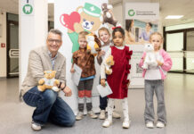 Kuscheltier im Krankenhaus? Keine Sorge, kleine Eltern! Auch der Generaldirektor der ÖGK Bernhard Wurzer unterstützte die Kuscheltier Mamas und Papas © ÖGK/Michael Gizicki