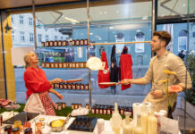 Süßer Ansturm auf den Brunnenmarkt Alexandra Palla und David Hamp schupften mehr als 500 Palatschinken im STAUD'S Pavillon @ Martina Berger