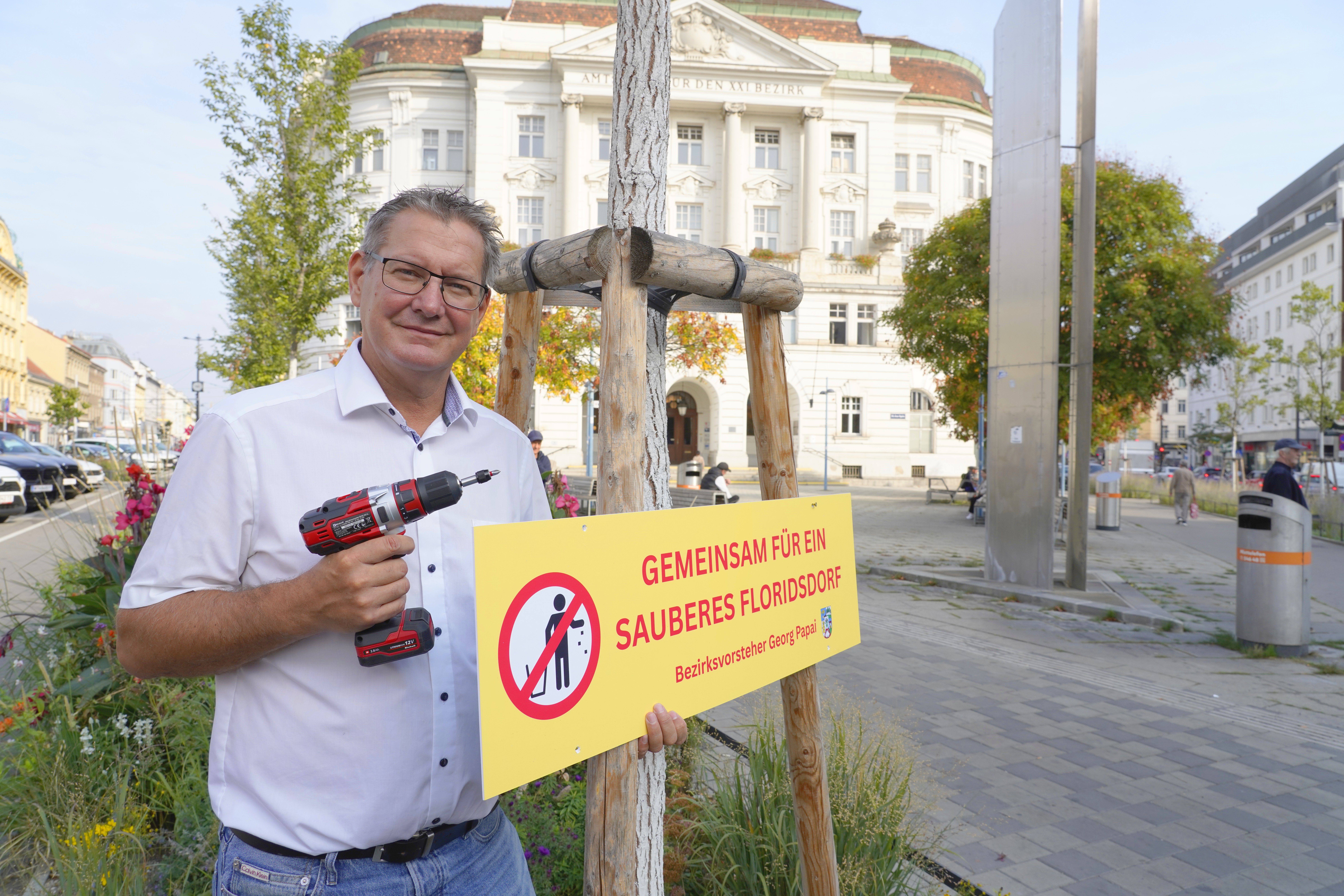 Gegen den Schmutz: Schilder für sauberes Bewusstsein Georg Papai legt selbst Hand an (Bild: BV 21).