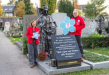 Erinnerungsevent würdigt das Erbe für den guten Zweck Eine Welt-Geschäftsführer Reinhard Heiserer mit Mitarbeiterin Nina Hollinger bei der Jugend Eine Welt-Gedenkstätte am Friedhof Hietzing © Thomas Meyer