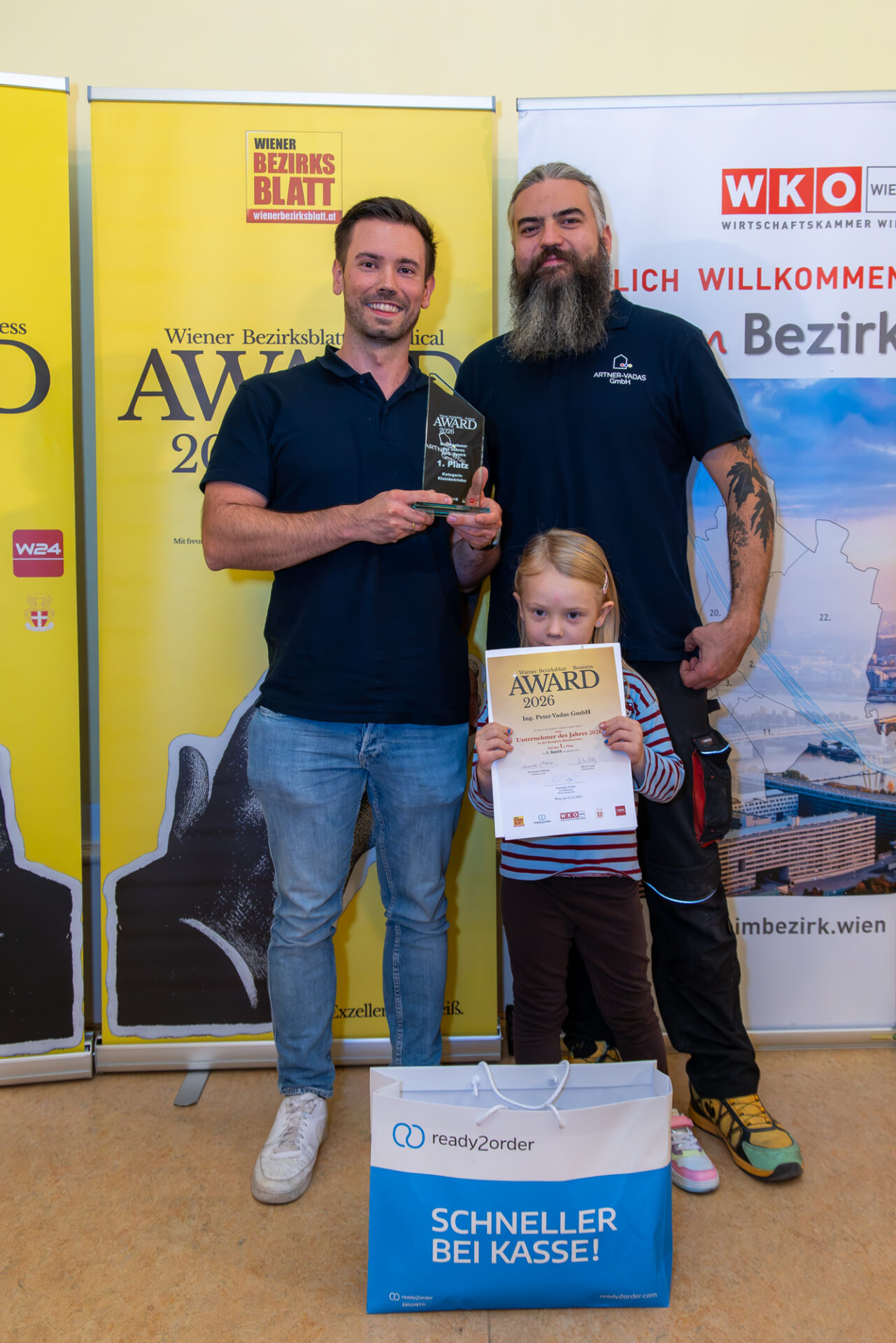Felix Artner mit Tochter, Michael Schmegkal, Installateur Vadas (Bild: Oblak).