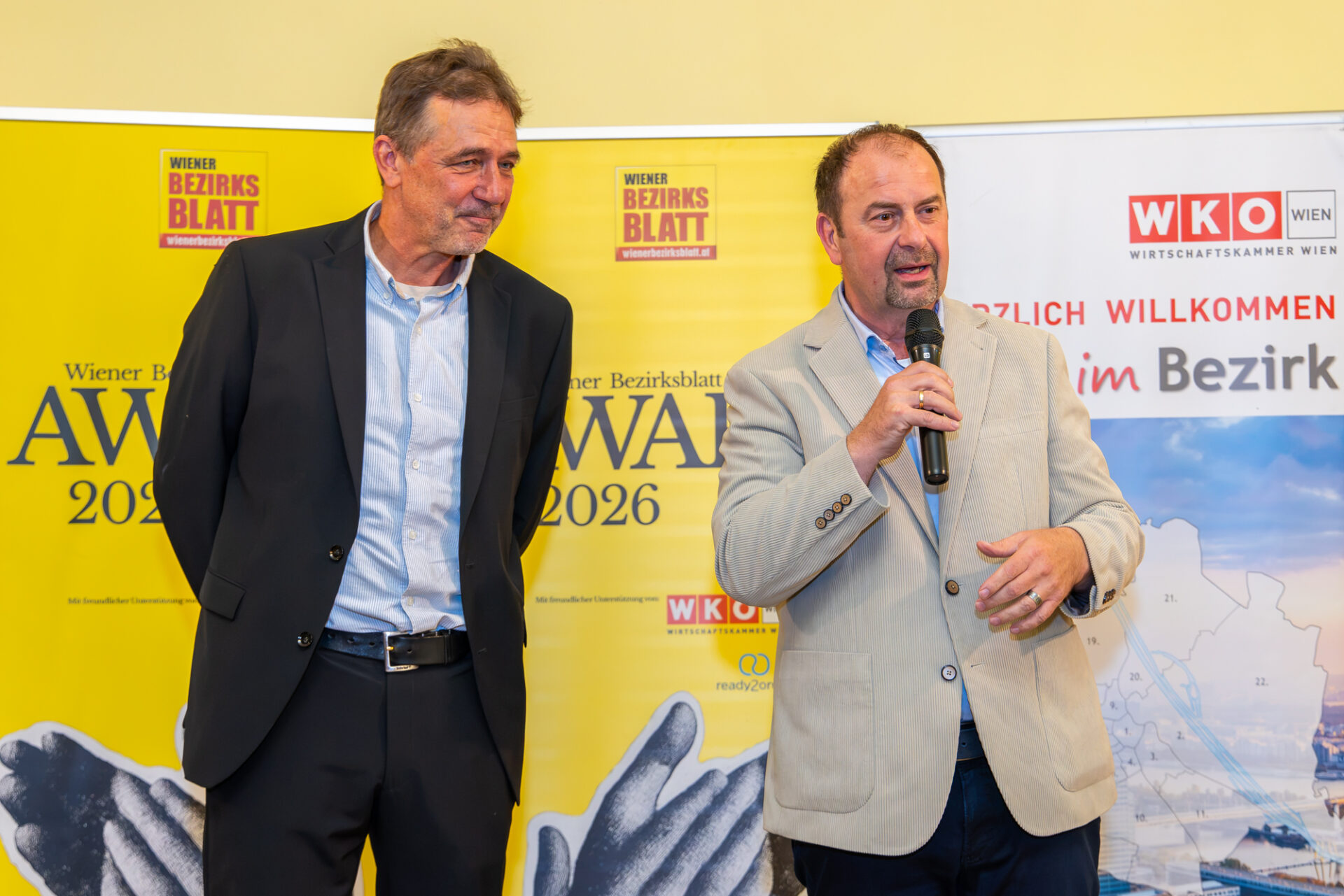 Bezirkschef Alex Nikolai (mit Moderator Martin Patak, Bild: Oblak).