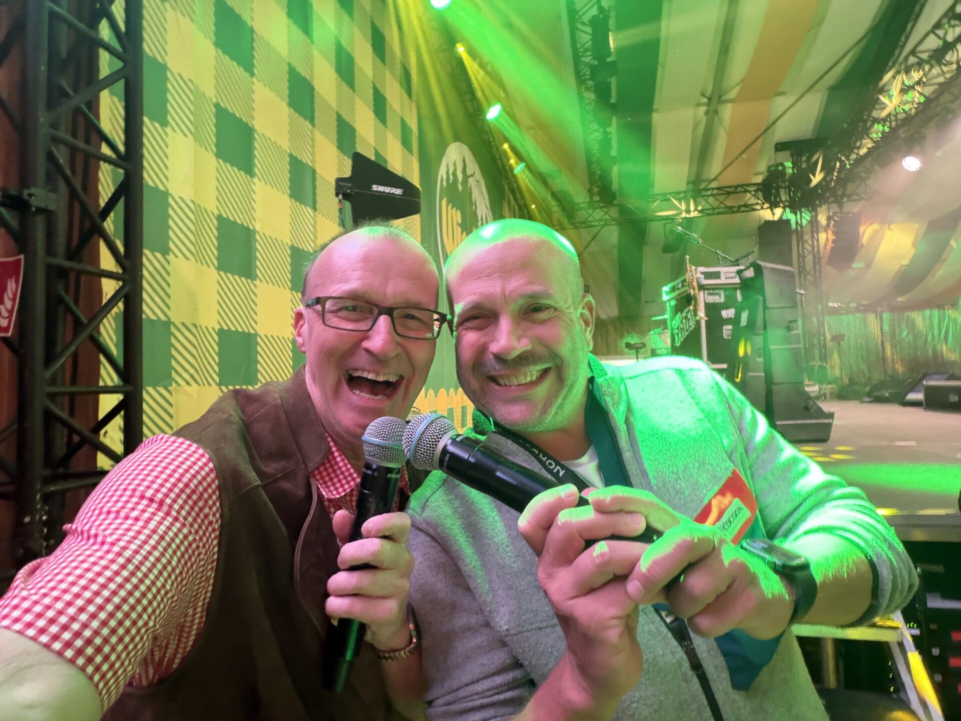 Bühnen-Action vom Feinsten: Bernie Weihsinger (ORF Wien) und Hans Steiner (WBB, Bild: Lechner).