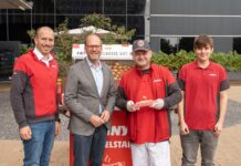 PENNY verteilt 600 Gratis-Hotdogs am Westbahnhof PENNY Fleischhauer verteilen 600 Gratis-Austro-Hotdogs