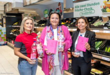 Super! Markt setzt ein Zeichen im Brustkrebsmonat Penny-Mitarbeiterin, Doris Kiefhaber, Geschäftsführerin der Österreichischen Krebshilfe und Tanja Malanik, PENNY Leitung Corporate Communications Österreich mit den Pink Ribbon- Produkten. (v.l.) © PENNY / Robert Harson