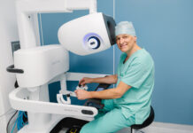 Moderne Roboterchirurgie für schonendere Eingriffe Primarius Johannes Zacherl an der Konsole des Da Vinci 5 © Kawka