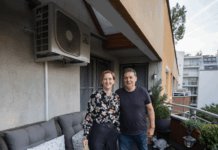 Gemeindebau-Mieter bewahren bei Hitze kühlen Kopf StRin Elke Hanel-Torsch zu Besuch bei Herrn A., der bereits eine Klimaanlage in seiner Gemeindewohnung installiert hat. © Stadt Wien/David Bohmann