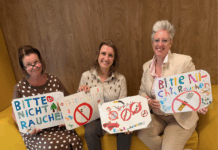 Kleine Hände setzen am Roten Berg große Zeichen Lehrerin Karin Bartonik-Schlobach, BV Mag. Johanna Zinkl, Schulleiterin Dipl. Päd. Alexandra V. Prammer (v.l.) mit den gestalteten Schildern. © BV 13
