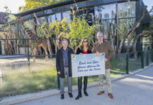 Zu Giraffe & Co kommt die Wärme aus der Ferne Stadträtin Ulli Sima im Tiergarten Stephan Hering-Hagenbeck, Ulli Sima und Sascha Zabransky feiern den Fernwärme-Anschluß © Bubi Djumic