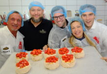 Promis backen am Brotway für den guten Zweck Das Siegerteam: Max Fraisl, Michael Mann (GF DerMann), Florian Rohelich, Martina Poel und Paul Sommersguter (v.l.) © Philipp Hutter