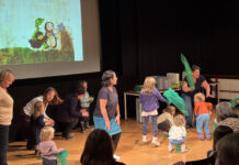 Kinder, in den Herbstferien machen wir ein Theater Die Kinder helfen tatkräftig mit, damit das Bilderbuch auf der Bühne lebendig wird. © Lilarum