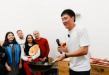 Jing Chen ist Staatsmeister im “Palatschinken schupfen” Jing Chen schupfte sich mit Palatschinken aus dem Wok zum Sieg © Alexander Zillbauer