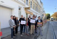 Hietzinger Kaufleute schreiben offenen Brief an Ulli Sima Georg Fuchs (4.v.l.), Obmann des Einkaufsstraßenvereins Alt-Hietzing verfasste den offenen Brief an Stadträtin Ulli Sima © Berger