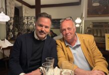 WBB-Gansl-Tour: Ein Tipp, der gar nicht geheim ist Fachsimpeln: Gastro-Profis Alexander Laskowsky (Gelbmanns) und Tom Healy (WBB, Bild: Steiner).