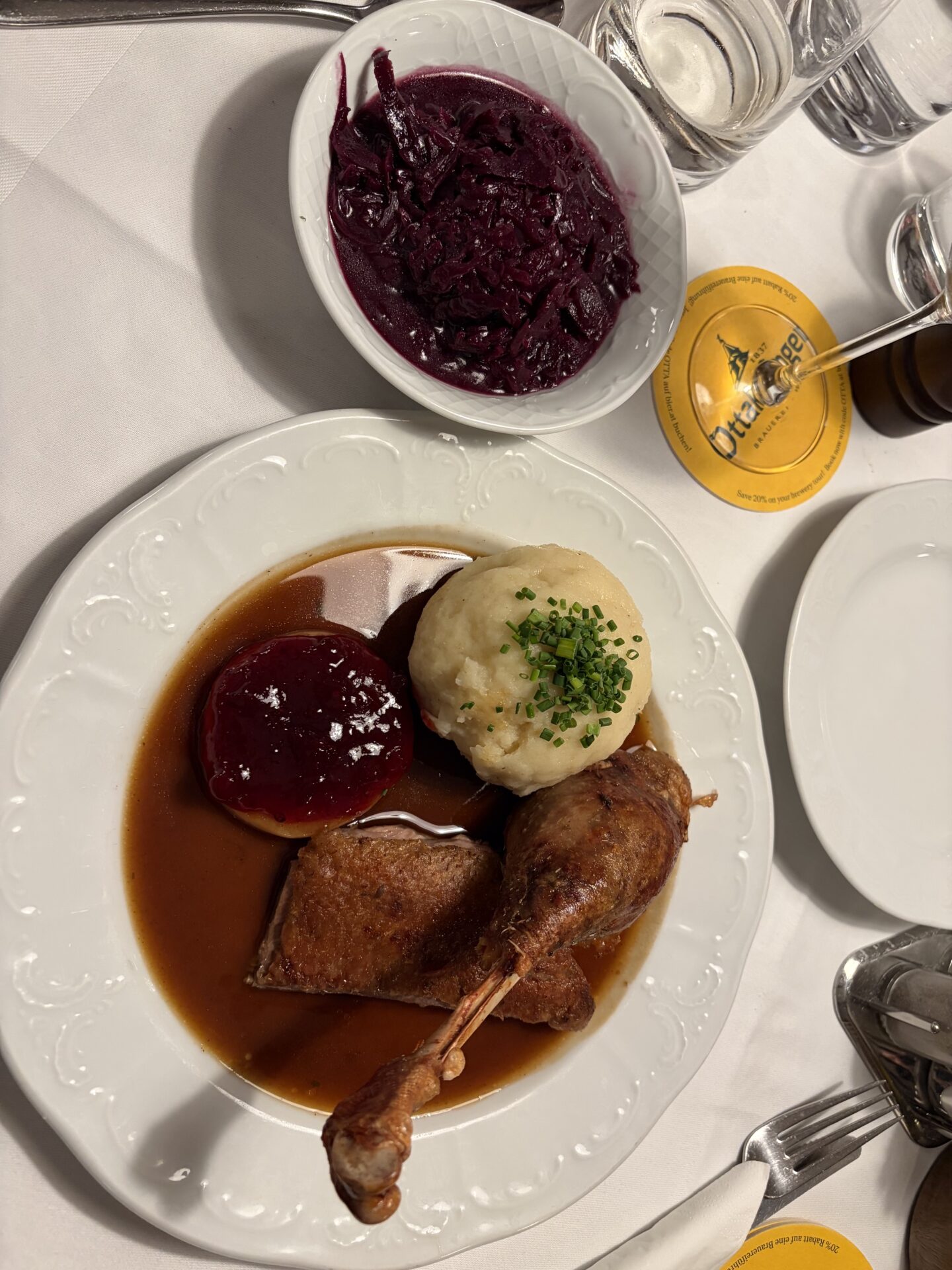 Das Gansl mit Extrateller Rotkraut (Bild: HaSt).