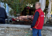 Aufgedeckt: Grill-Wahnsinn mitten in der Stadt! Illegales Kalb am Holzkohlengrill mitten in der Stadt (Bild: Gruppe Sofortmaßnahmen).
