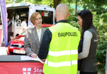 Die Baupolizei berät auch direkt im Grätzl ". Die Baupolizei steht dabei mit ihrem gesamten Know-How vor Ort für Beratungen zur Verfügung", so Stadträtin Eleke Hanel-Torsch © Stadt Wien/Martin Votava
