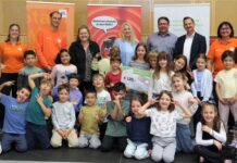 Diese Schulkinder sind echte Kreislauf-Profis Die Siegerklasse der 1. Elementarstufe (1A) freute sich über einen Scheck im Wert von 120 Euro, den Susanne Karner bei der Abschlussveranstaltung überreichte. © Lizzie Redelsteiner