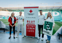Das Beste gegeben: Rapid-Fans im “Blutrausch” Gabi Zapfe-Weissenbacher (Rotes Kreuz), Spielerin Kayleigh van Niehoff, Spieler Paul Gartler, Rapid-Vertreterin Elisabeth Overbeeke (Bild: Rapid-Chaluk).