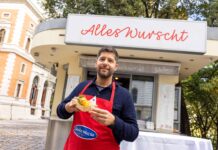 Wiener Würstelstand wird zum Tex-Mex-Treff Haubenkoch Sebastian Neuschler präsentiert den ersten "Nacho Dog" © DIVISION 4 / Martina Berger
